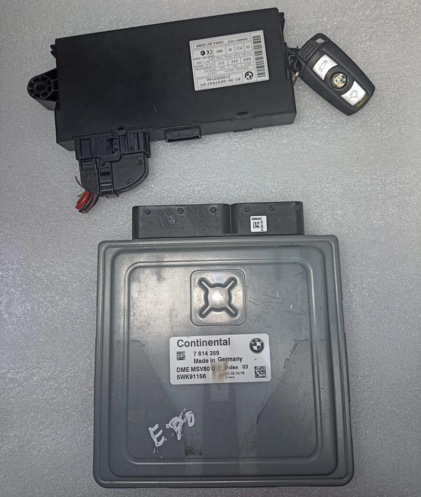 BMW engine control module, part of a set for vehicles like the E90 3 Series IMMOBLIZER SET 7614359