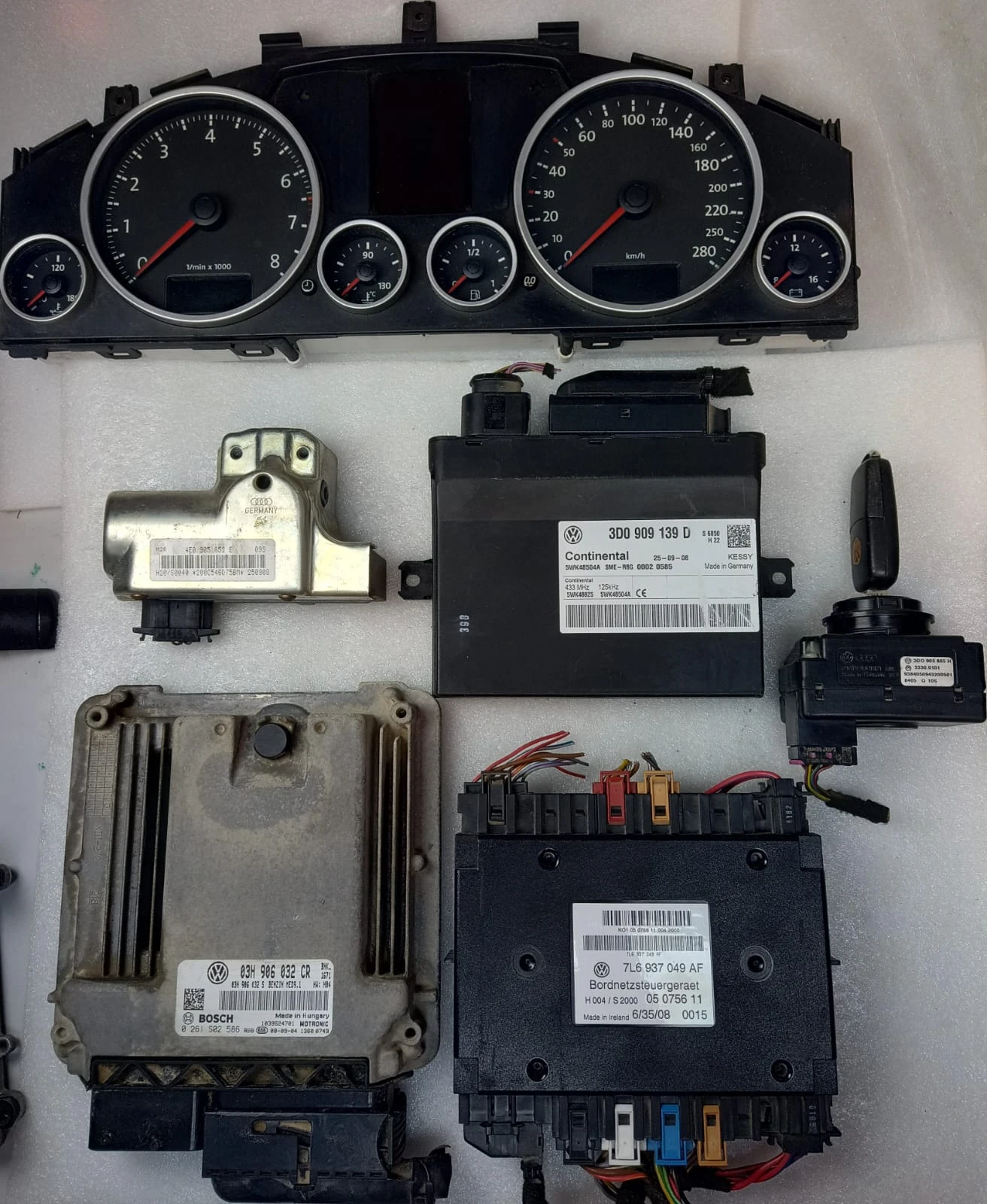 Volkswagen Touareg SET - complete Engine Control Unit (ECU) Lock Set (also referred to as an "Immobilizer Set" or "Start Up Kit") 03H906032CR - SET