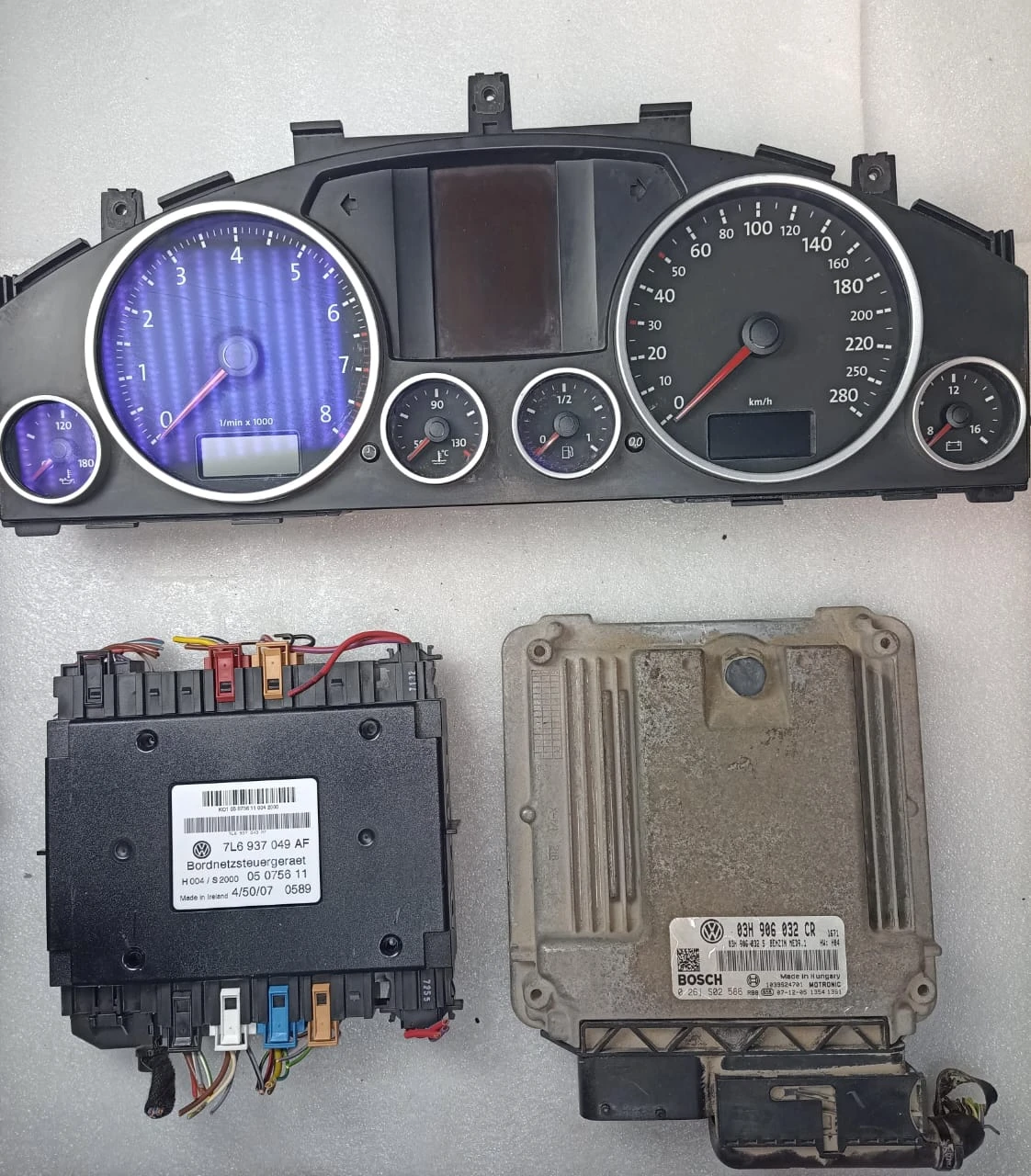 Volkswagen SET - a complete Volkswagen Touareg instrument cluster and electronic control unit set 7L6937049AF