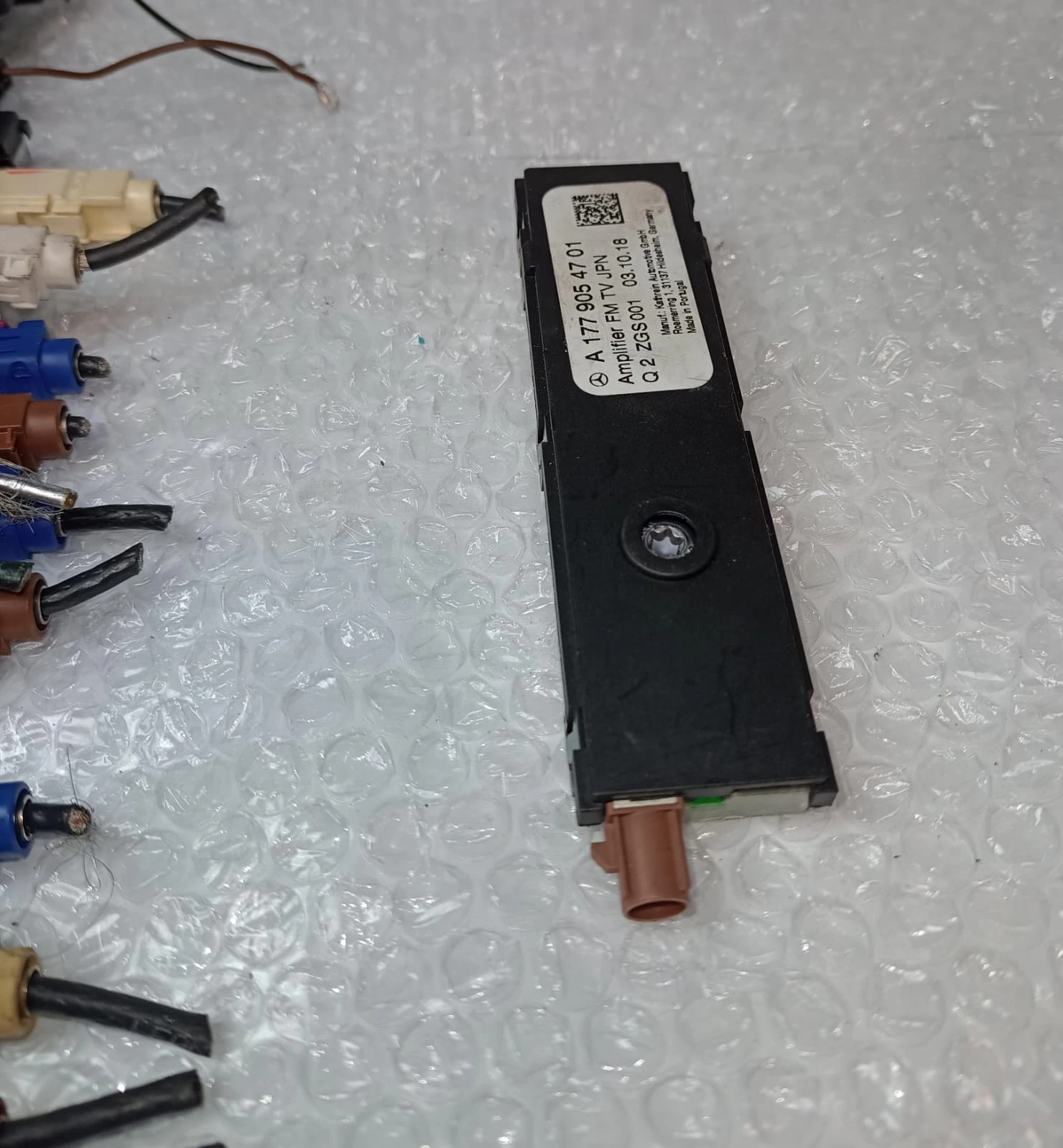 Mercedes-Benz Antenna booster A1779054701