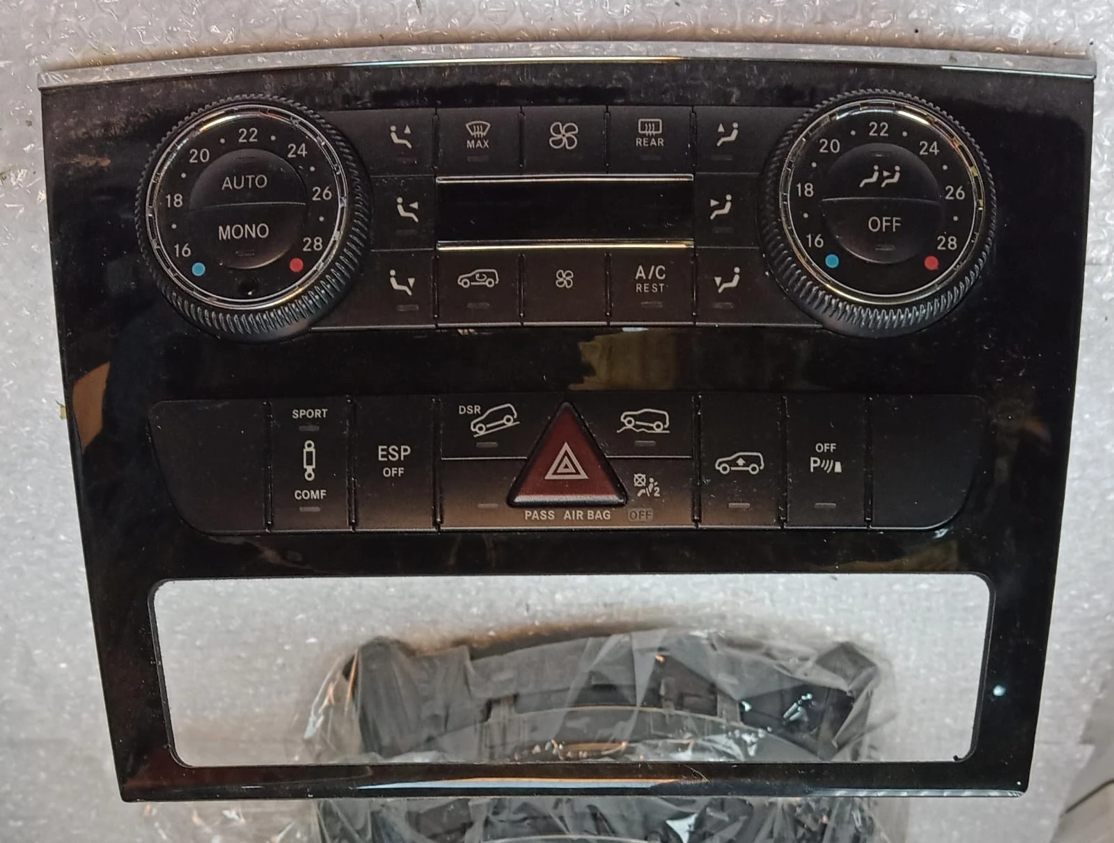Mercedes-Benz COMAND NAVIGATION RADIO UNIT A2519063500