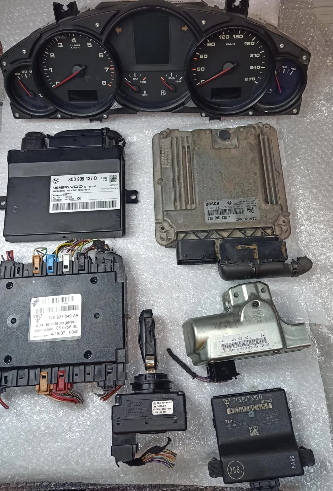 PORSCHE SET - Porsche Cayenne instrument cluster / complete Engine Control Unit (ECU) immobilizer set 2003 and 2010. A6421507500SET