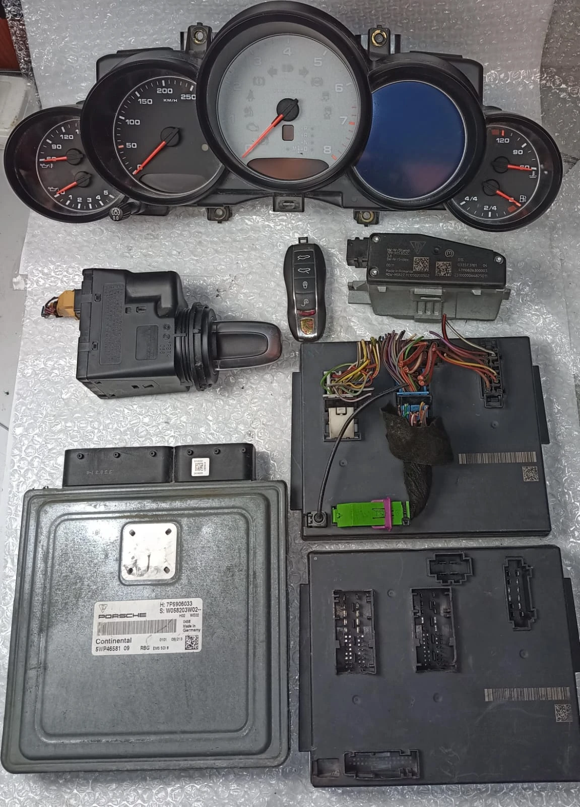 Porsche Cayenne complete 2011-2018 ignition set and gauge cluster 7P5906033 - SET