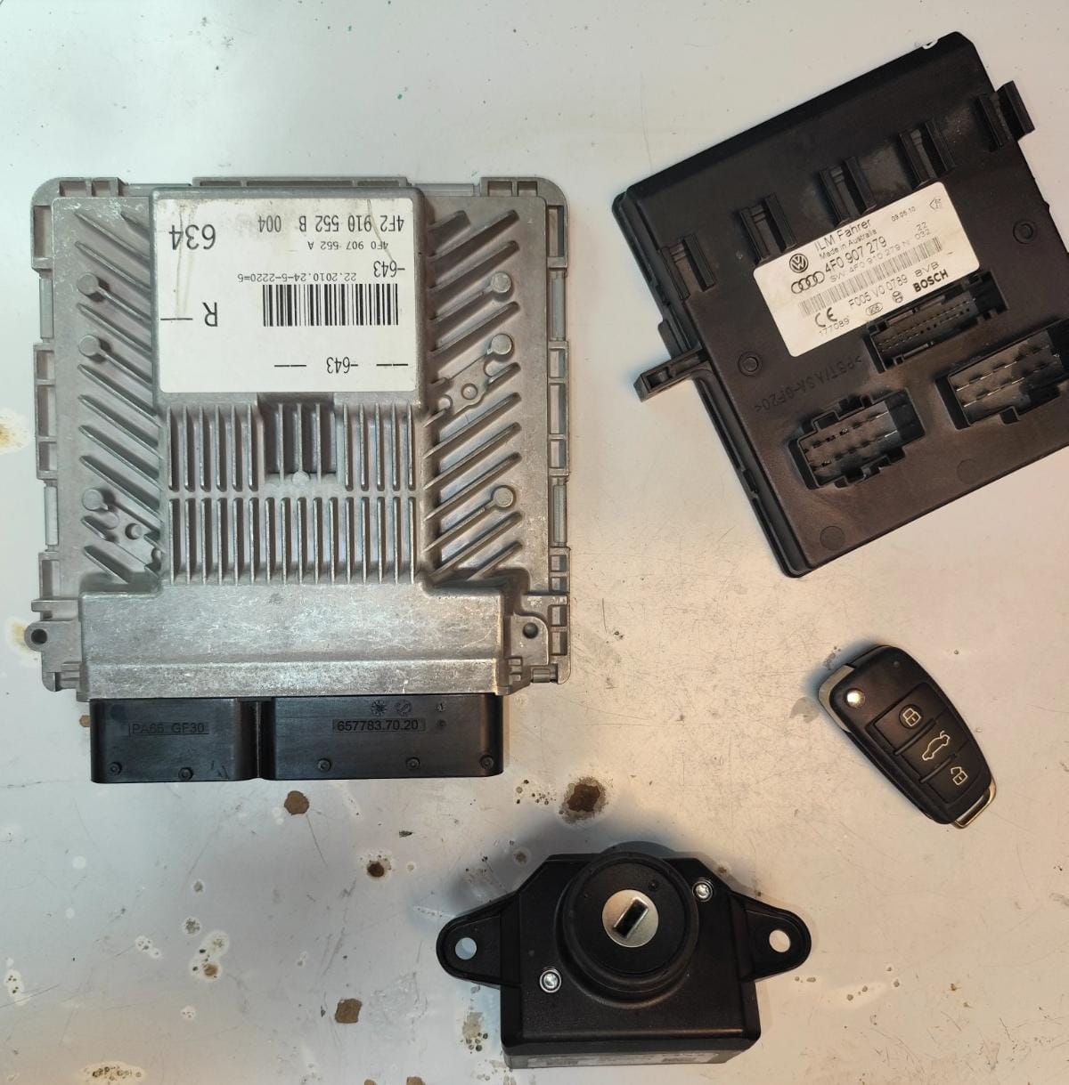 Audi A6 complete immobilizer kit removed from an Audi A6 (C6 generation) 4F2910552B